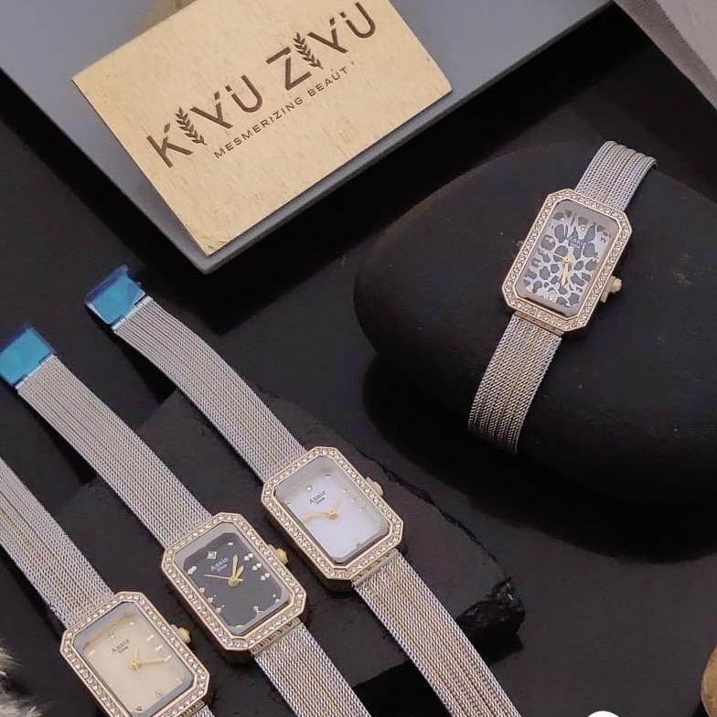 Minimalist analog wrist watch